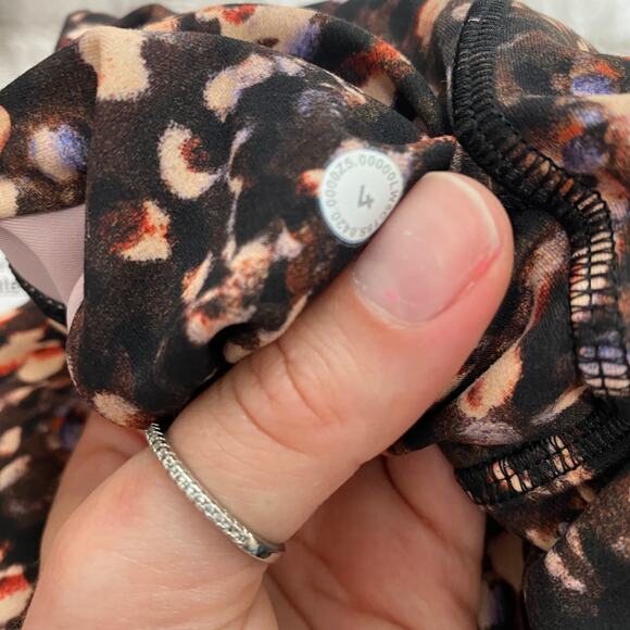 NEW Lululemon Invigorate High Rise Leggings Size 4 - Picture 4 of 6